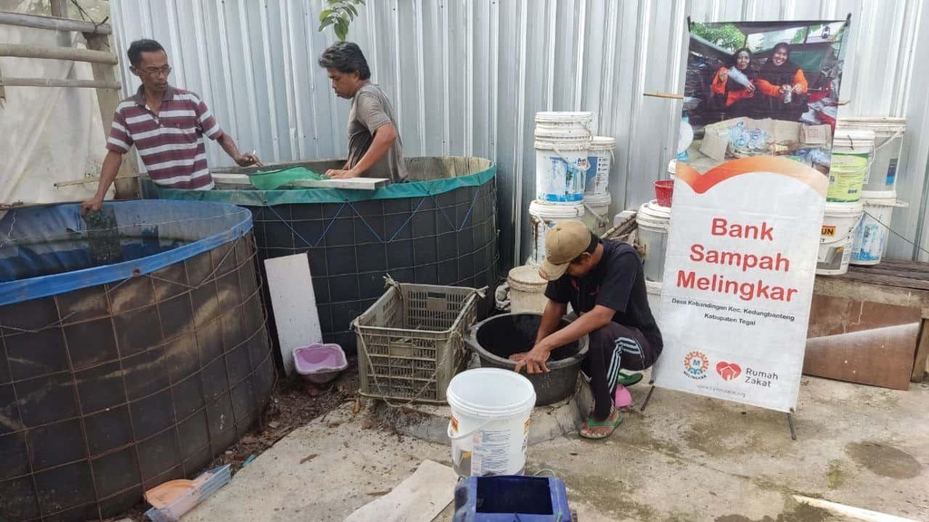 Panen Lele Hasil Dari Pengelolaan Limbah Organik.