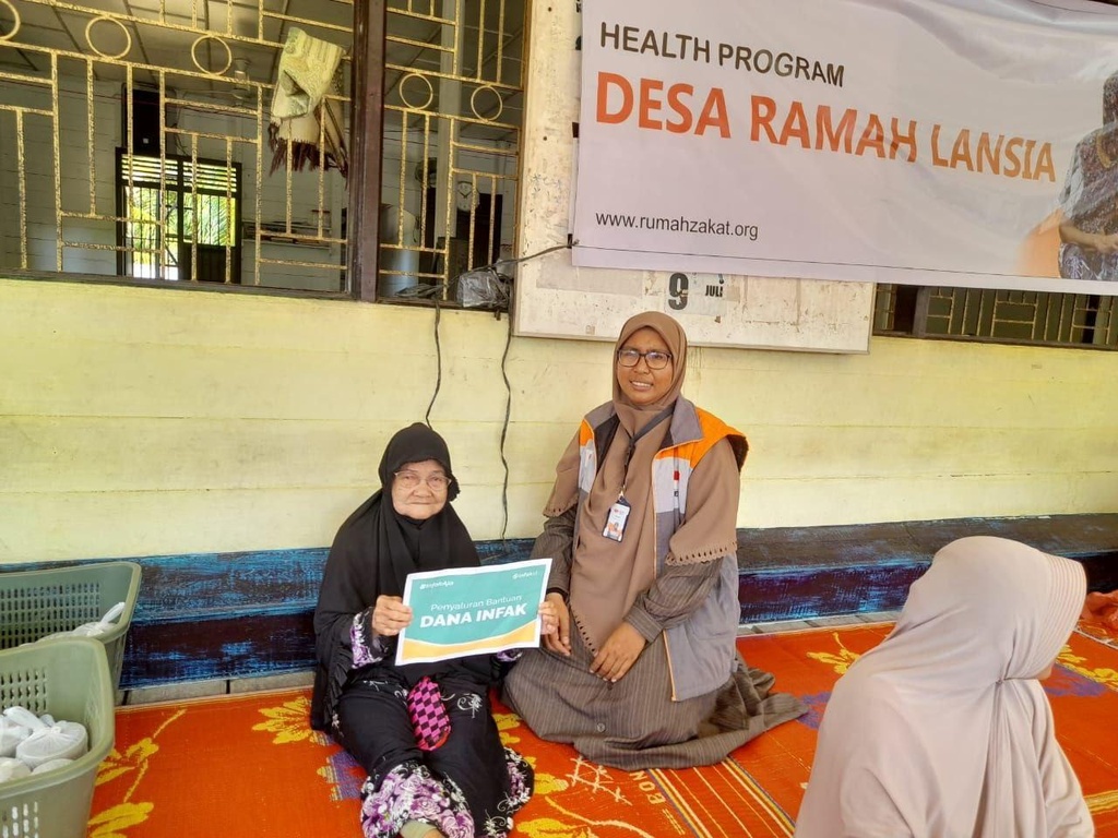 Layanan Pemeriksaan Kesehatan dan PMT Untuk Lansia
