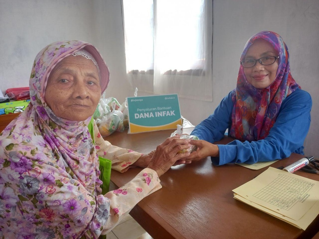 Senam Lansia dan Pemeriksaan Kesehatan