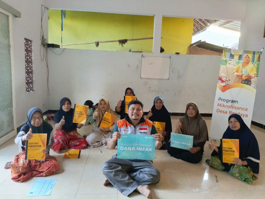 Rumah Zakat Berikan Buku Pencatatan Keuangan Usaha kepada Penerima Manfaat Program Microfinance di Desa Berdaya dari Donatur InfakId