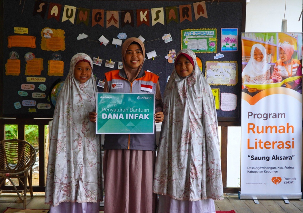 Rumah Zakat dan InfakID Salurkan Alat Sholat Untuk Inventaris Saung Aksara