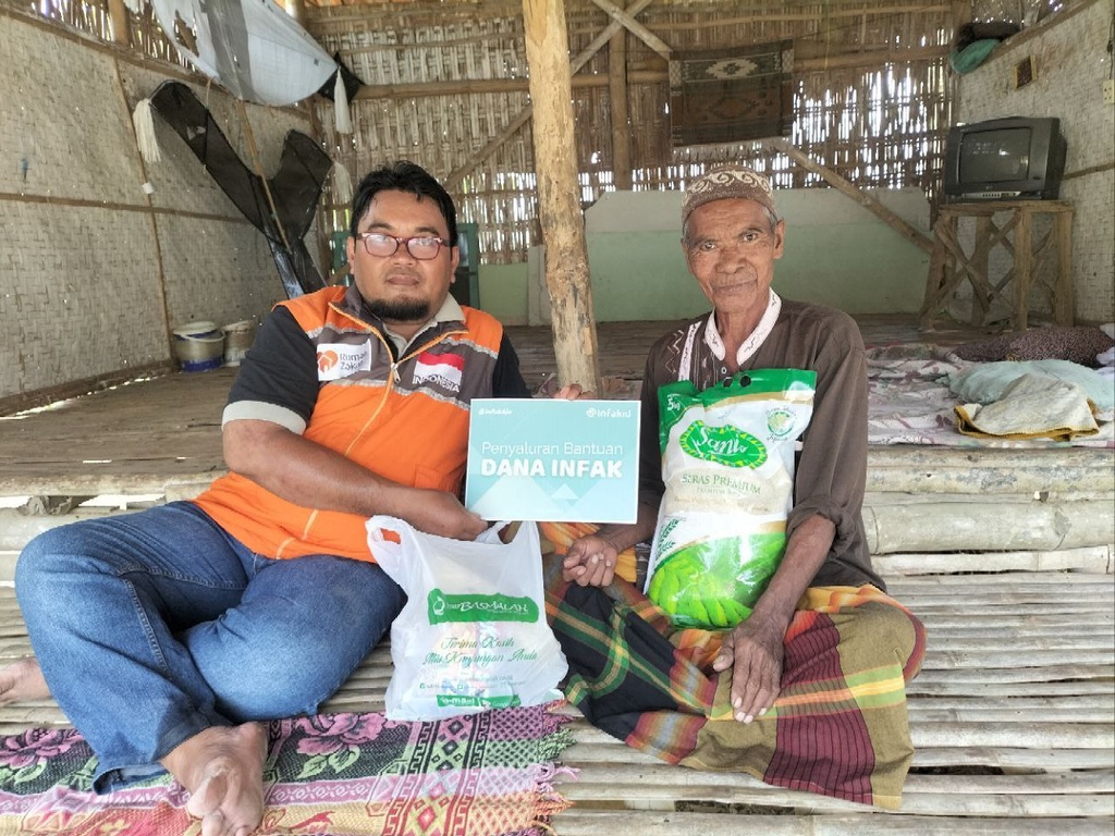 ARTAJI KAKEK LANSIA YANG HIDUP BERDUA DENGAN ANAKNYA YANG LUMPUH