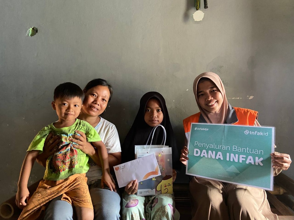 Senyum Bahagia Izzah Menerima Bantuan Biaya Pendidikan dan InfakID dan Rumah Zakat