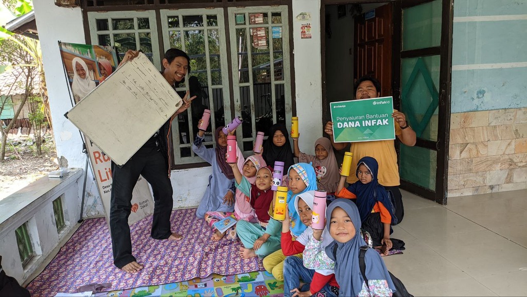 Budayakan Hidup Minim Sampah Rumah Literasi Binaan Rumah Zakat Bagi Bagi Tumbler